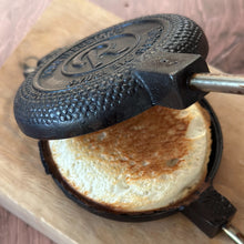 Load image into Gallery viewer, Rome Round Pie Iron open view with toasted round sandwich
